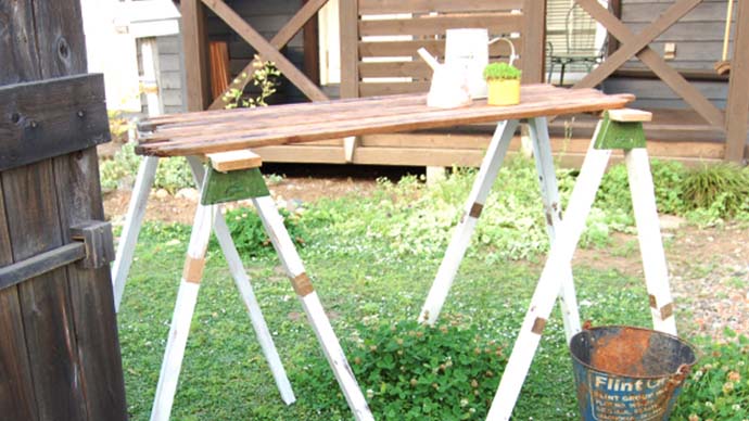 木材×金具で簡単DIY！テーブルにもなる『ウマ』を作りました