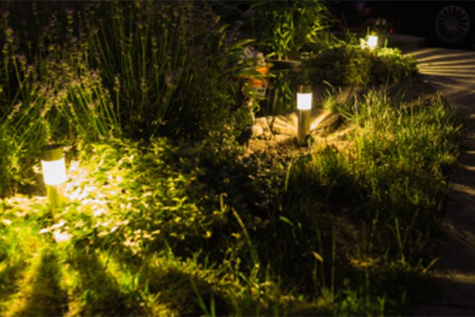 お庭のライトアップでおしゃれなナイトガーデンを楽しむ Pacoma パコマ 暮らしの冒険webマガジン
