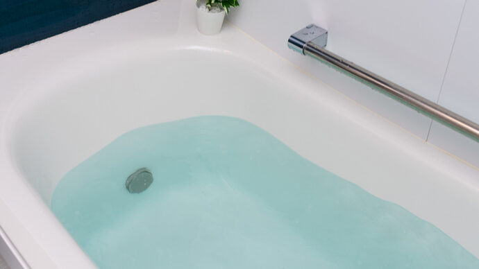 お風呂掃除でキレイが持続！スプレーとスポンジの効果的な使い方