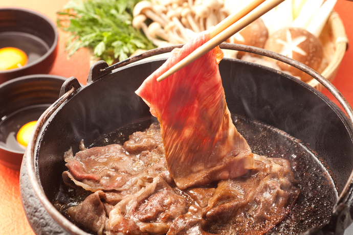 関西スタイルのすき焼きは焼きます。