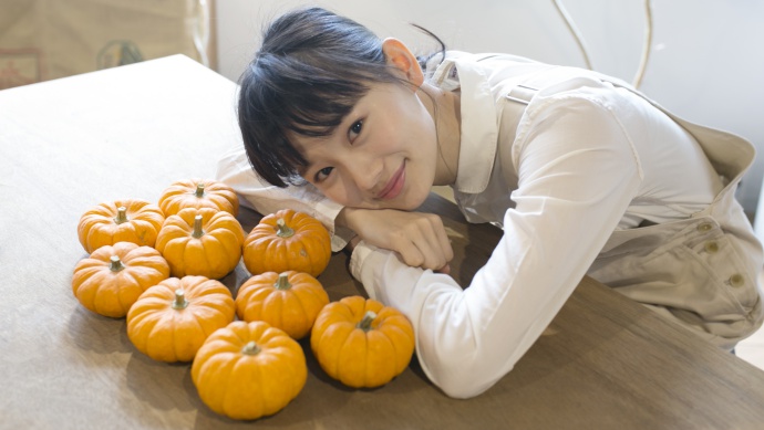 【可愛い！ハロウィン】モデル・辻千恵がミニかぼちゃランタンづくりにチャレンジ